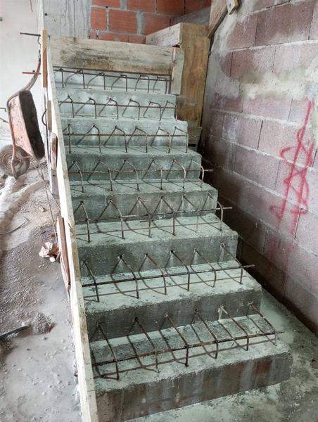 Escadas em betão armado, antes da descofragem