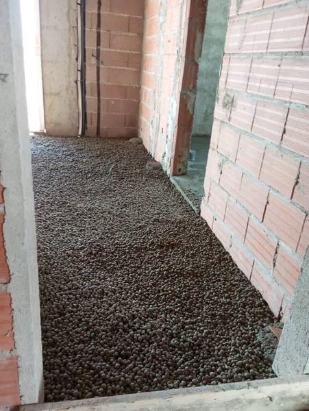 Preparação de base de piso com argila expandida