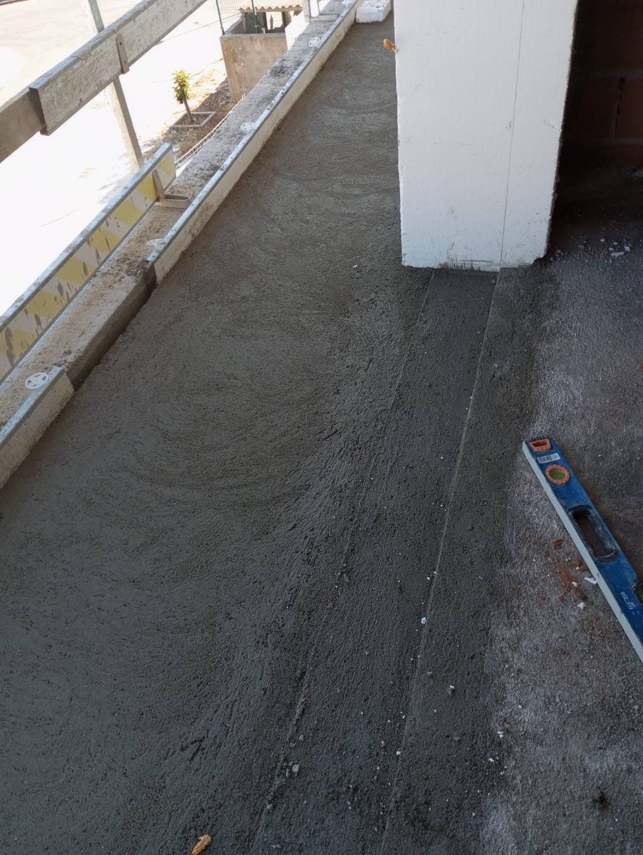 Betonilha fresca nivelada com régua e nível