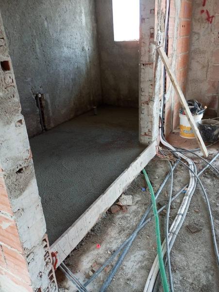 Divisão em obra: cablagem, betonilha fresca