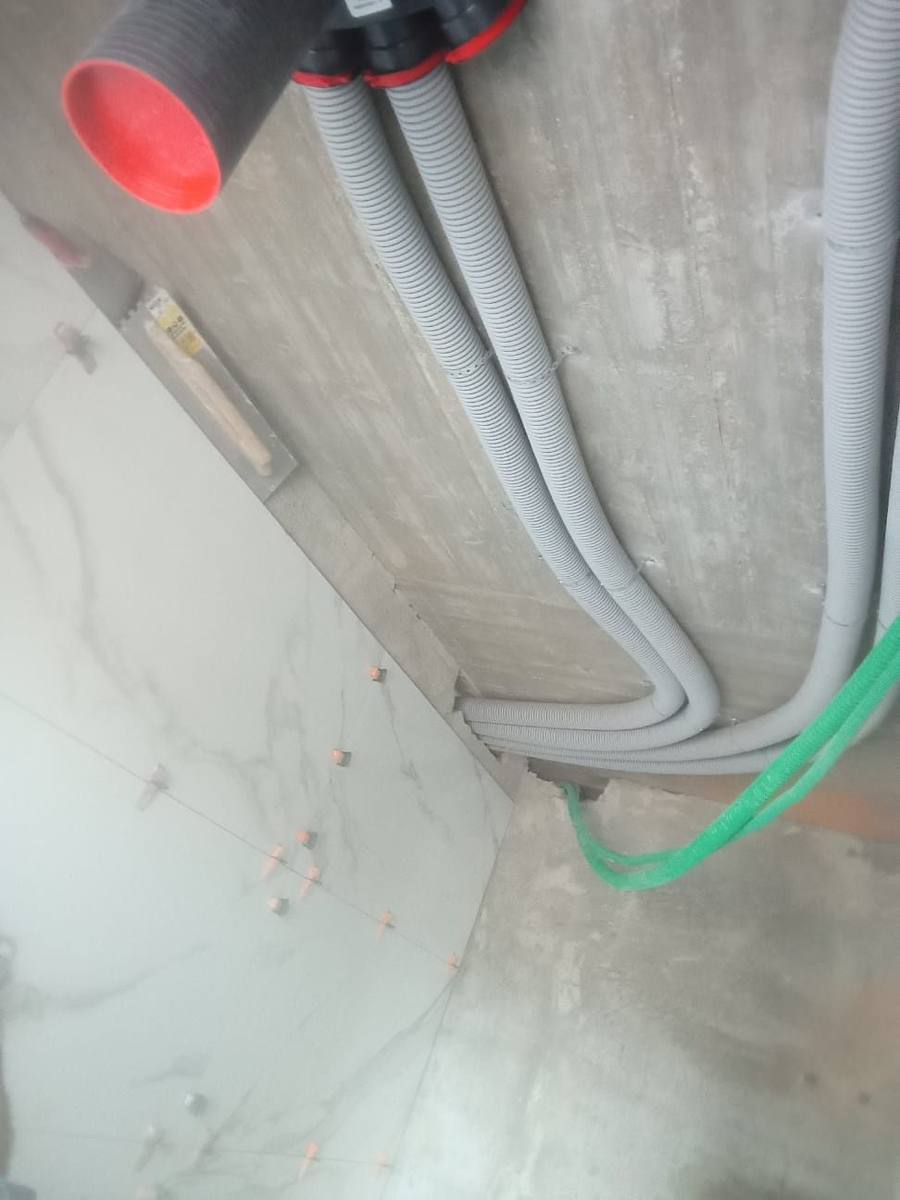 Aplicação de pavimento cerâmico de grande formato com espaçadores niveladores