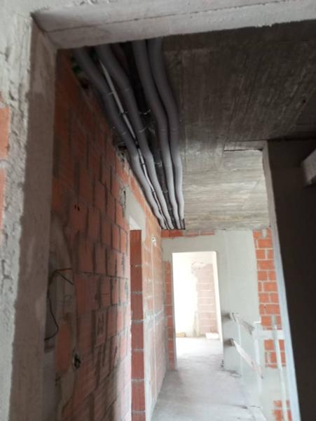 Passagem de tubagens em teto técnico